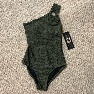 NWT Shore Shapes Single Shoulder 1 Piece Swimsuit. Size 8